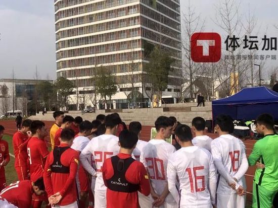 这让她们顿时有些生气，其中一个妈妈怒斥道：你这人怎么回事儿？大老爷们儿你闲的没事儿跑到母婴室来做什么？vivian不屑的甩了甩兰花指，撇嘴说道：要你管啊？你谁啊你。